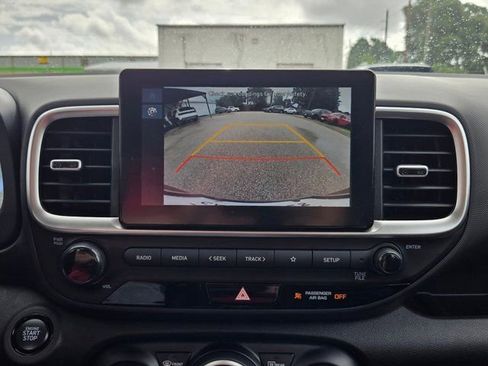 Used 2025 Hyundai Venue SEL FWD image 19