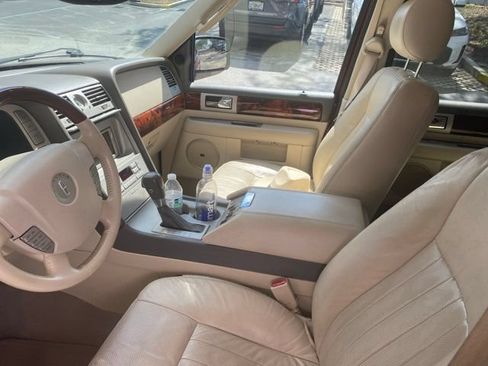 Used 2004 Lincoln Navigator Luxury RWD image 6