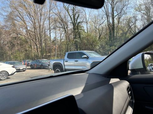 Used 2025 Nissan Rogue SV image 37