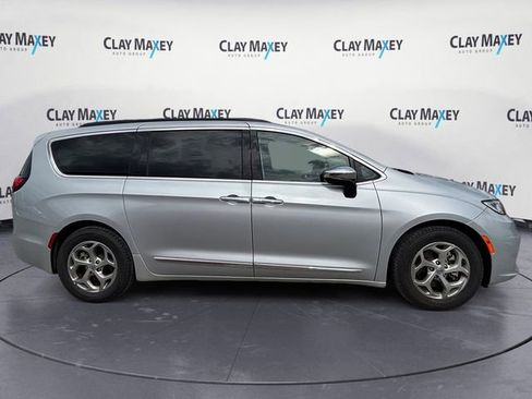Used 2023 Chrysler Pacifica Limited FWD image 6