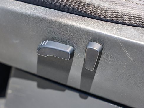 Used 2022 Nissan Frontier SV RWD image 11