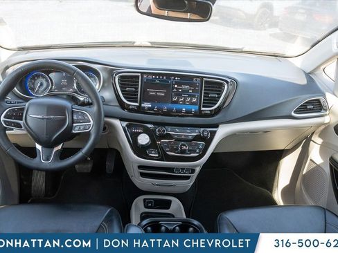 Used 2024 Chrysler Pacifica Touring-L FWD image 5