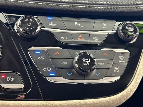 Used 2023 Chrysler Pacifica Touring-L FWD image 24