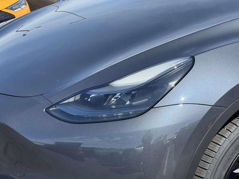 Used 2023 Tesla Model Y Long Range AWD/4WD image 28