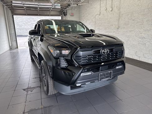 Used 2024 Toyota Tacoma TRD Sport AWD/4WD image 2