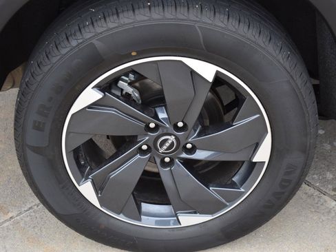 Used 2025 Nissan Rogue SV AWD/4WD image 11