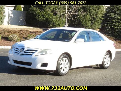 Used 2011 Toyota Camry LE image 1