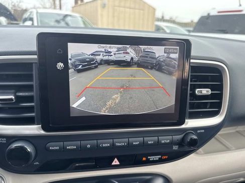 Used 2023 Hyundai Venue Limited image 22