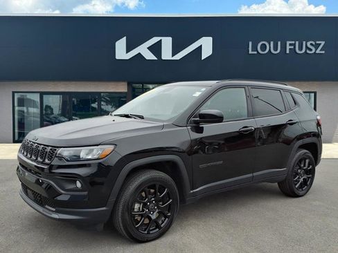 Used 2025 Jeep Compass Latitude w/ Altitude Special Edition image 1