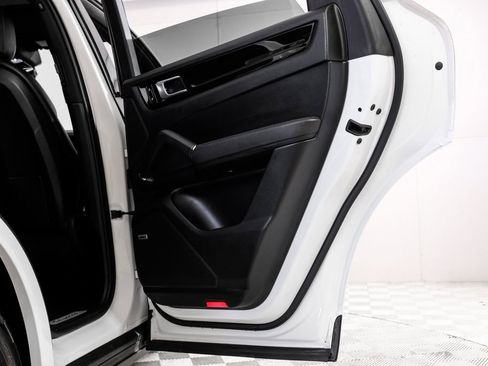 Used 2019 Porsche Cayenne S image 52