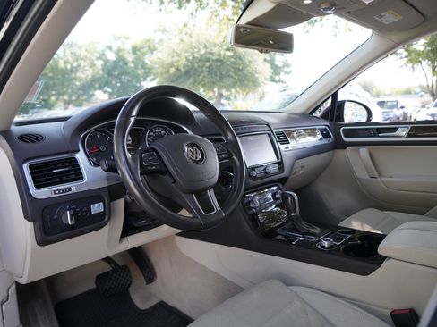Used 2016 Volkswagen Touareg Sport AWD/4WD image 8