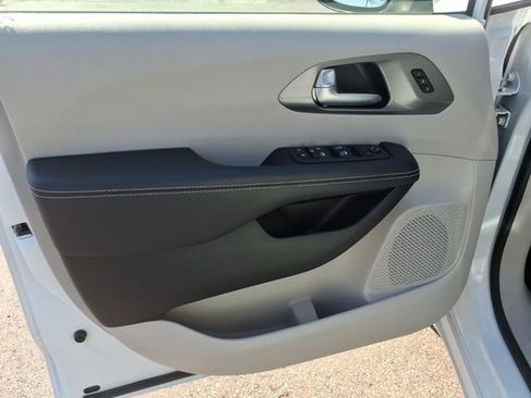 Used 2023 Chrysler Pacifica Touring-L image 8