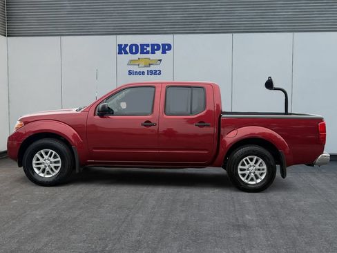 Used 2018 Nissan Frontier SV RWD image 2