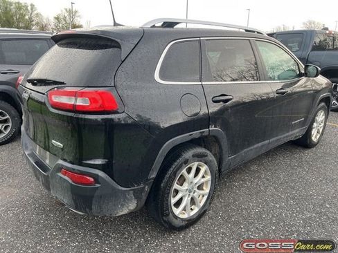 Used 2017 Jeep Cherokee Latitude w/ Cold Weather Group AWD/4WD image 3