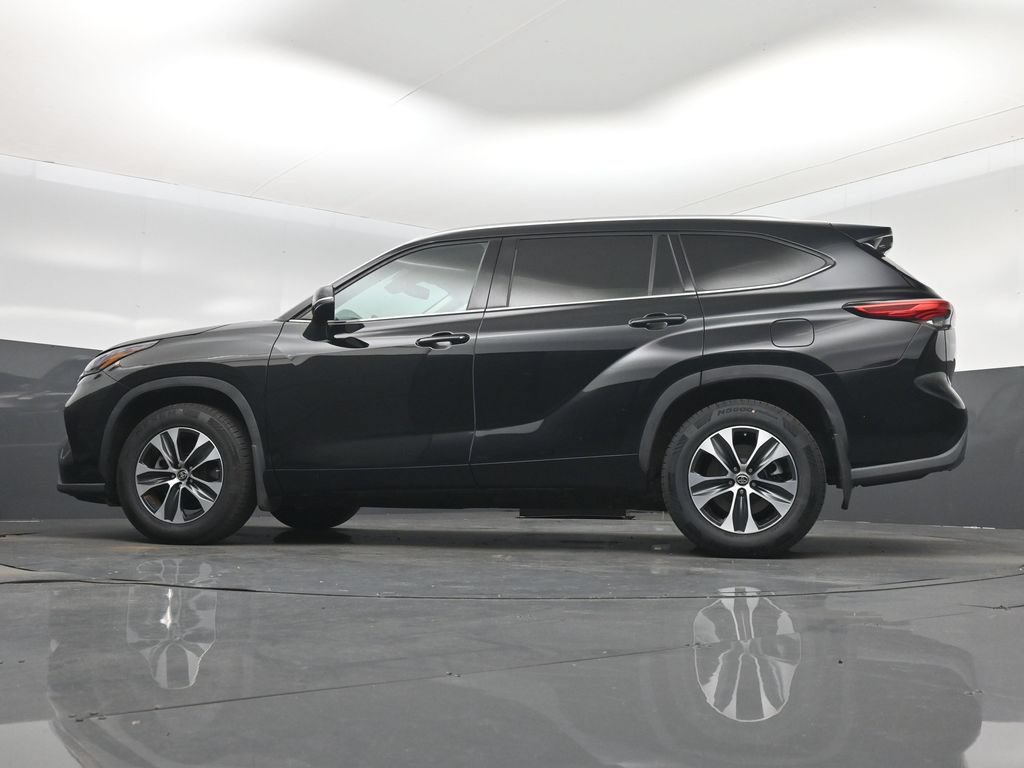 Used 2021 Toyota Highlander XLE AWD/4WD image 15