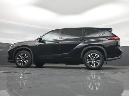 Used 2021 Toyota Highlander XLE AWD/4WD image 15