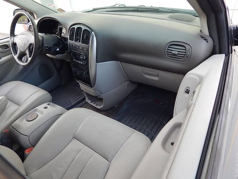 Used 2005 Chrysler Town & Country Touring w/ Luxury Group image 18