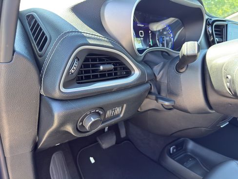 New 2027 Chrysler Pacifica Select AWD/4WD image 14