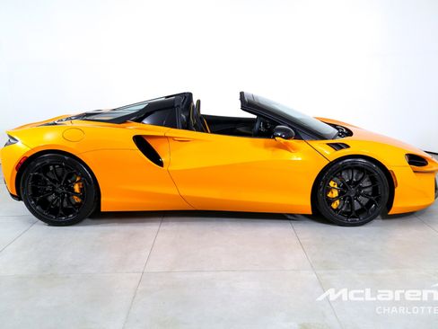 Used 2025 McLaren Artura Spider image 11