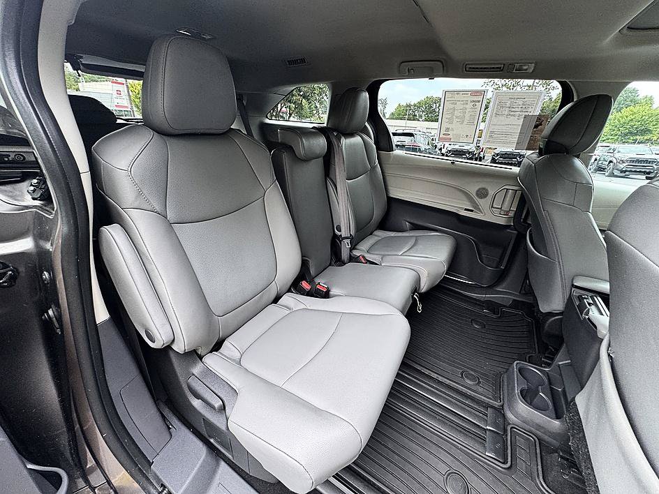 Certified 2022 Toyota Sienna XLE FWD image 25