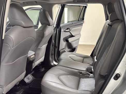 Used 2022 Toyota Highlander XLE image 15