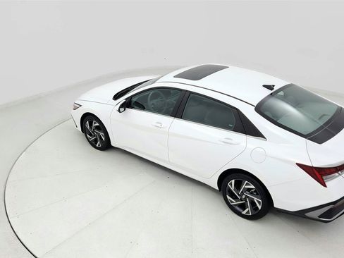 Used 2025 Hyundai Elantra SEL FWD image 15