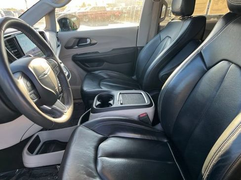 Used 2022 Chrysler Pacifica Touring-L FWD image 9