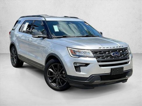 Used 2018 Ford Explorer XLT w/ Equipment Group 202A FWD image 11