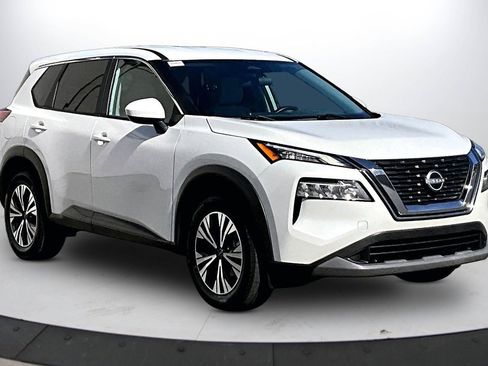 Used 2023 Nissan Rogue SV image 2