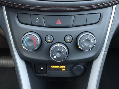 Used 2022 Chevrolet Trax LT w/ LT Convenience Package AWD/4WD image 12