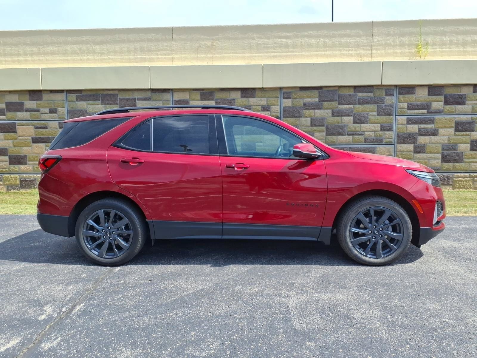 Used 2022 Chevrolet Equinox RS w/ Infotainment Package FWD image 12