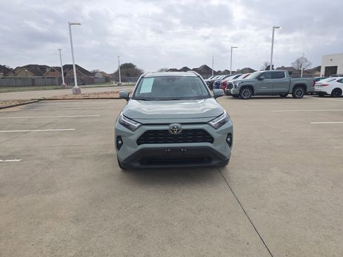 Used 2022 Toyota RAV4 XLE Premium image 6