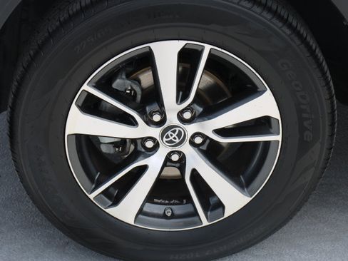 Used 2018 Toyota RAV4 XLE FWD image 9