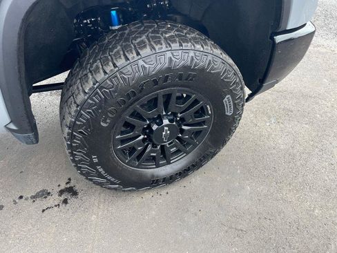 Used 2024 Chevrolet Silverado 2500 ZR2 w/ Technology Package image 31