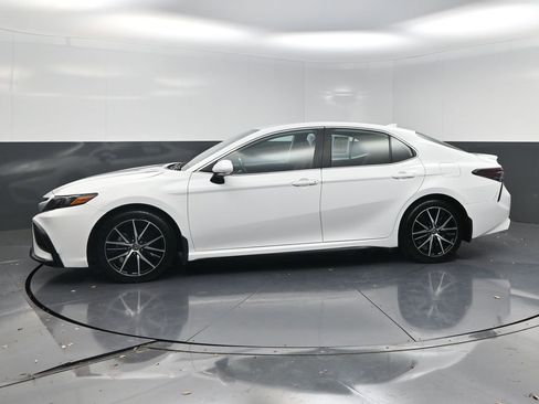 Used 2024 Toyota Camry SE FWD image 3