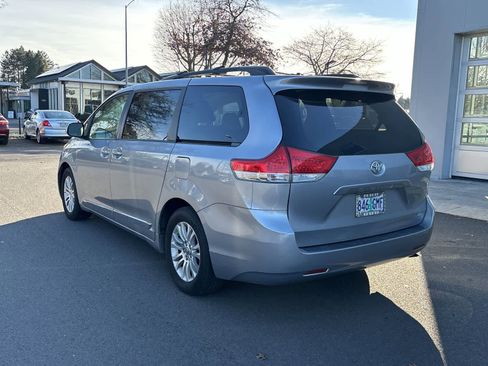 Used 2013 Toyota Sienna XLE image 3