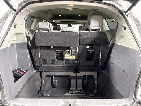 Used 2023 Toyota Sienna Limited FWD image 39