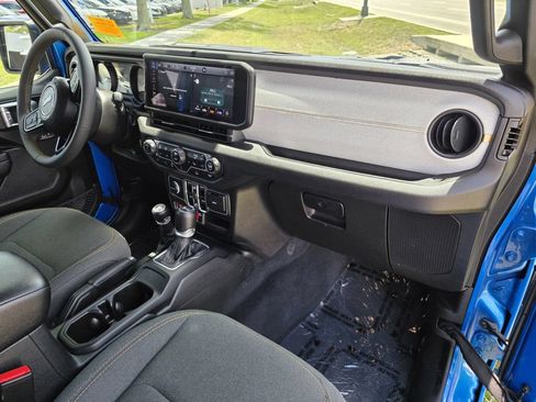 Used 2024 Jeep Wrangler Unlimited AWD/4WD image 10