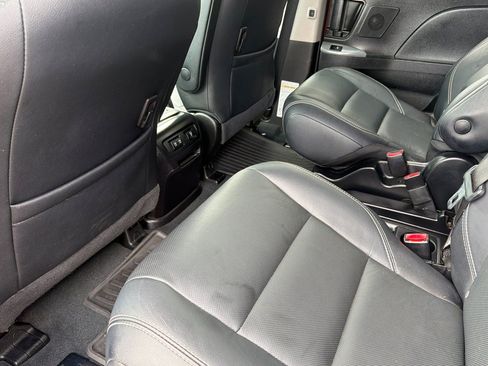 Used 2019 Toyota Sienna SE w/ SE Preferred Package FWD image 11