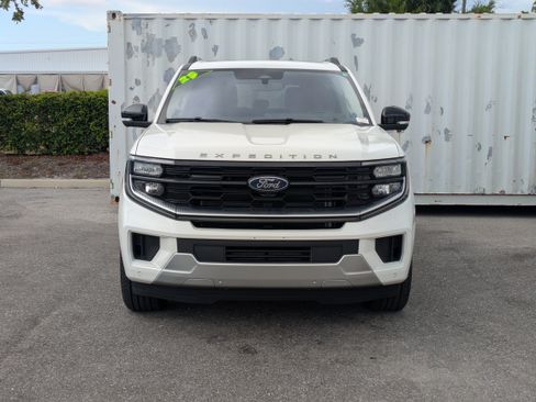 Certified 2025 Ford Expedition Platinum w/ Driver's Package AWD/4WD image 8