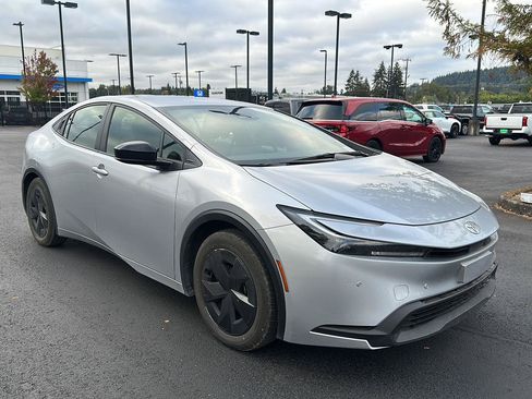 Certified 2025 Toyota Prius LE FWD image 4