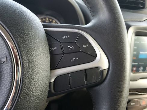 Used 2018 Jeep Renegade Latitude FWD image 22