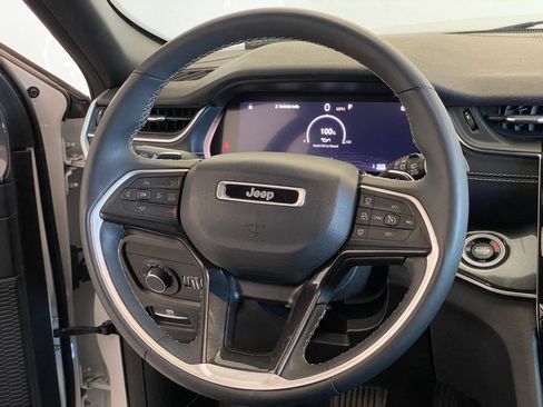 Used 2023 Jeep Grand Cherokee Altitude image 16