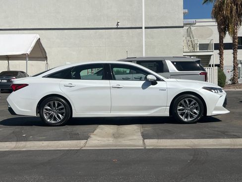 Used 2019 Toyota Avalon XLE w/ Moonroof Package FWD image 2
