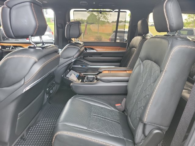 Used 2022 Jeep Grand Wagoneer Series III AWD/4WD image 16