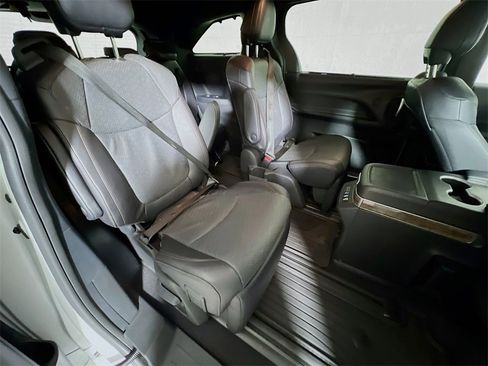 Certified 2025 Toyota Sienna Platinum image 25