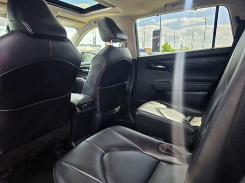 Used 2020 Toyota Highlander XLE AWD/4WD image 12