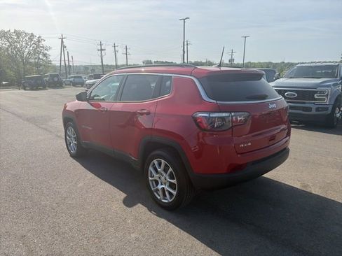 Used 2024 Jeep Compass Latitude image 2