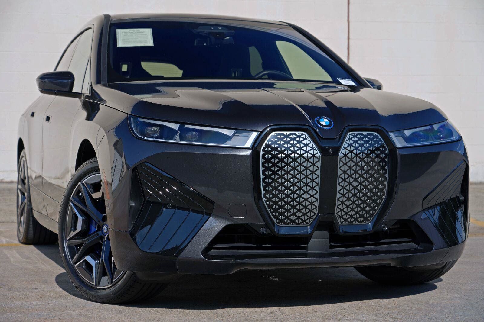 Used 2022 BMW iX xDrive50 w/ Premium Package AWD/4WD image 3