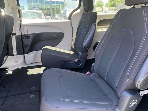 Used 2022 Chrysler Voyager LX FWD image 12